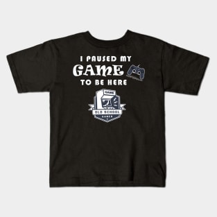 I PAUSED MY GAME TO BE HERE Kids T-Shirt